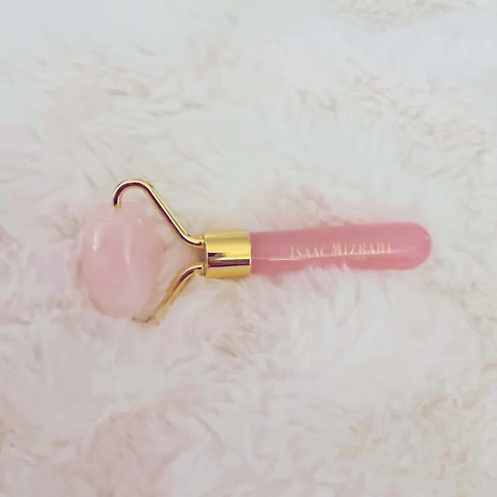 ISAAC MIZRAHI ROSE QUARTZ MINI FACIAL ROLLER